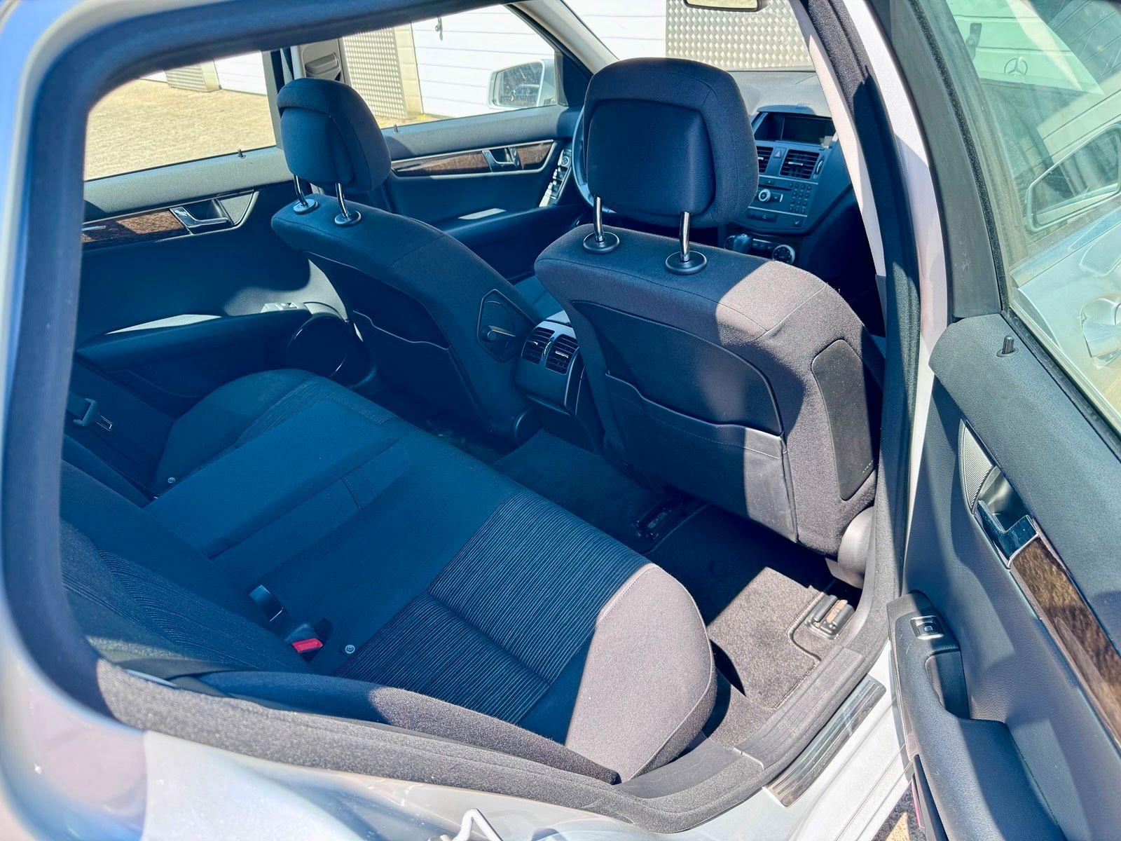 Mercedes-Benz C180 2010 — photo 13