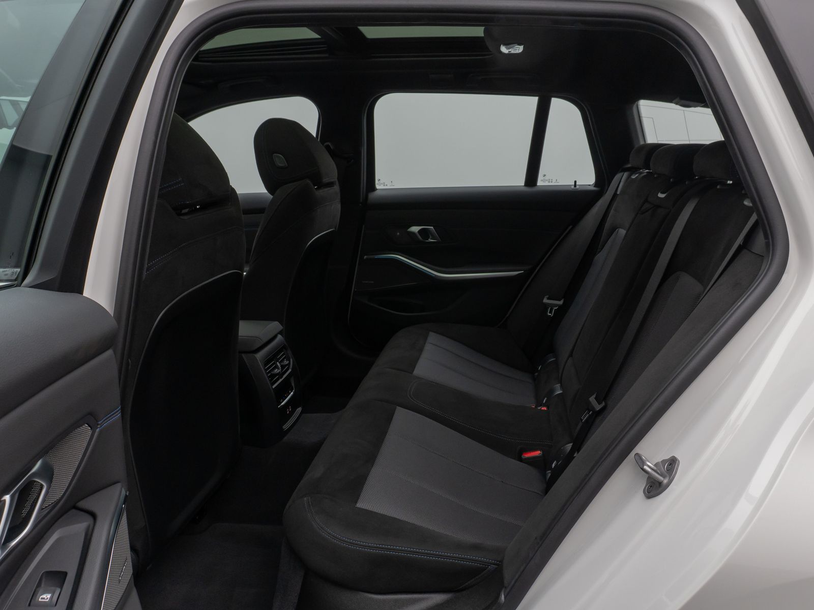 Fahrzeugabbildung BMW 330e M Sport Panorama 360°HUD DAB H/K AHK ACC