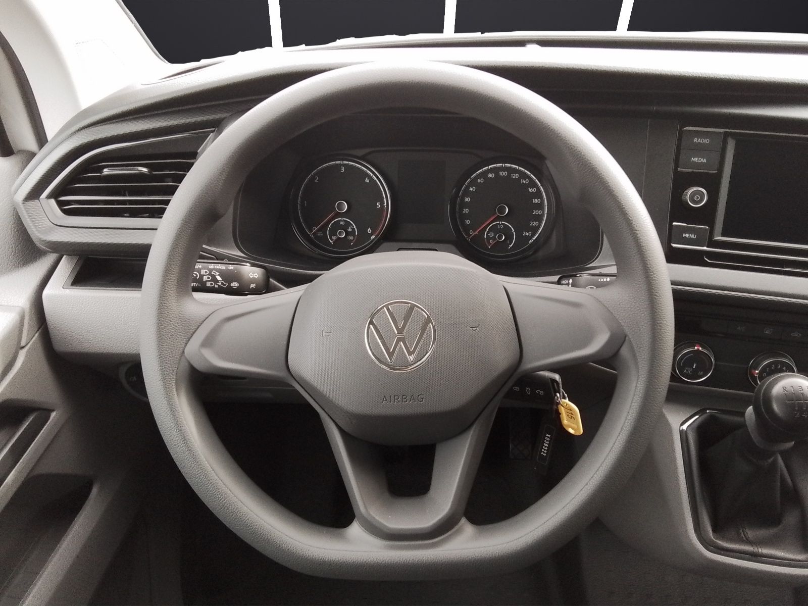 Fahrzeugabbildung Volkswagen T6 Kombi T6.1 TDI 9-Sitzer LED VORB. AHK KLIMA