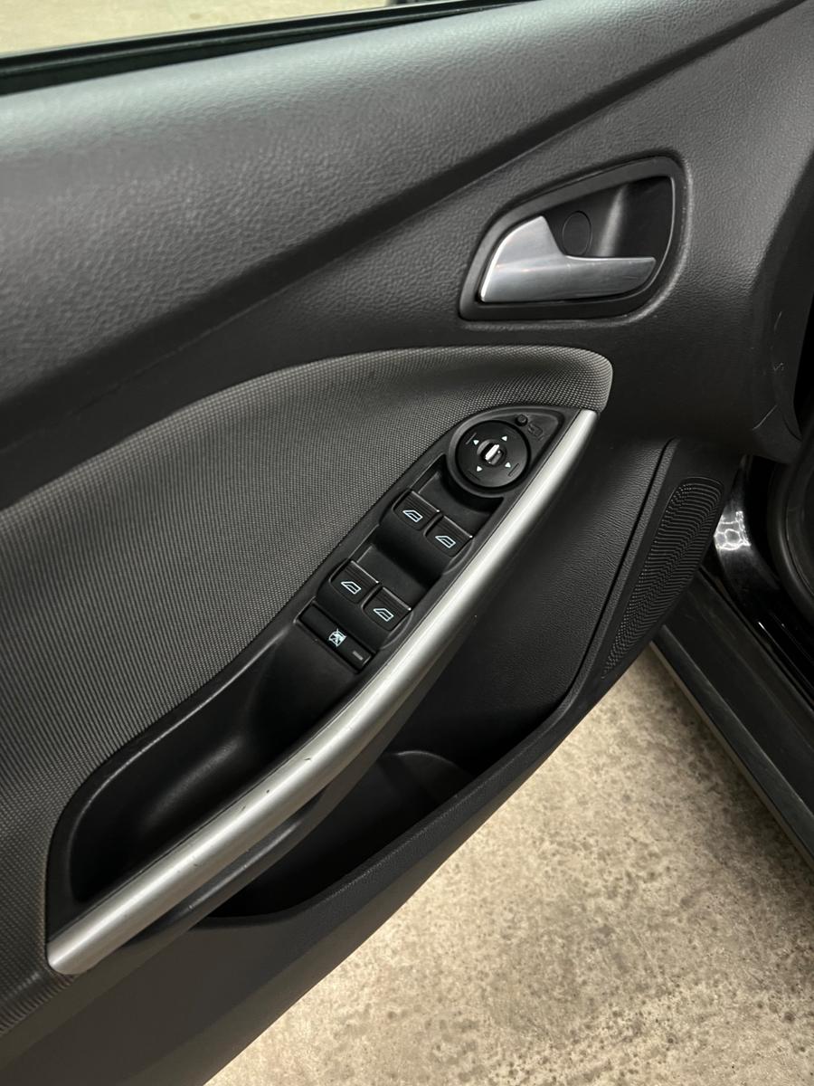 Ford Focus 2011 — фото 13