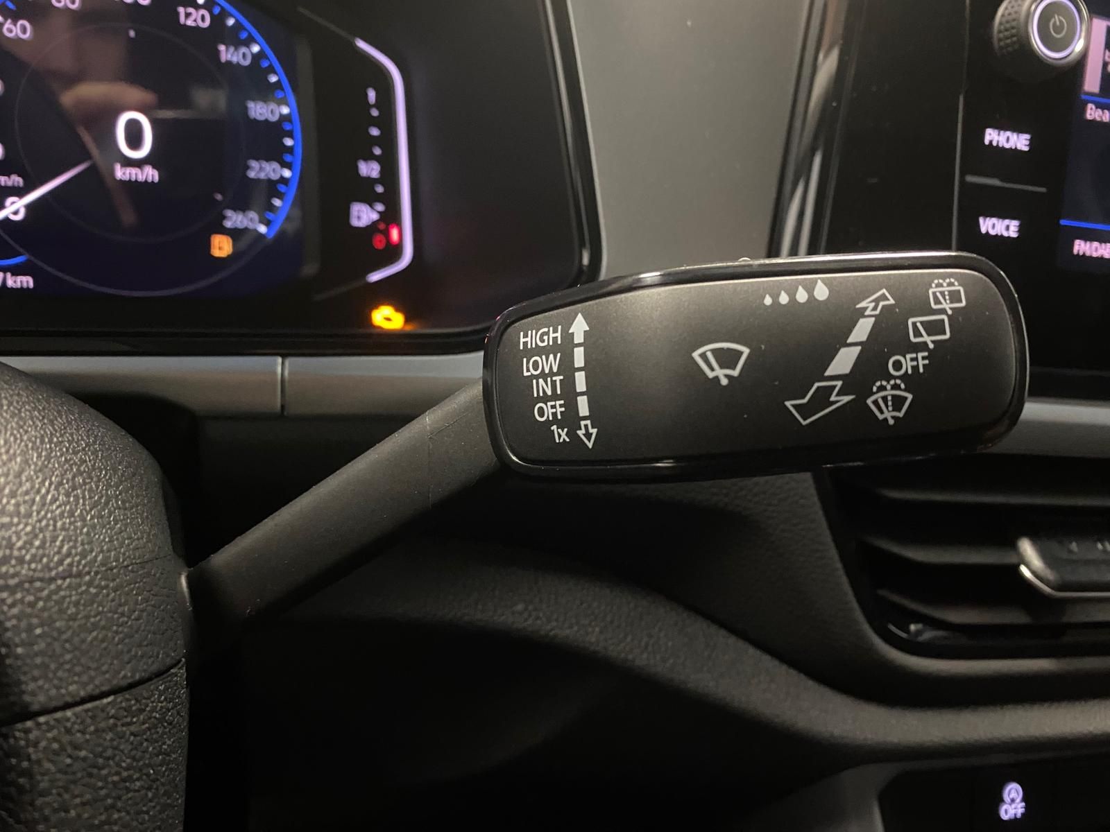 Fahrzeugabbildung Volkswagen T-Roc 1.5 TSI DSG LIFE+ACC+AHK+BHZ Lenkrad+RFK++