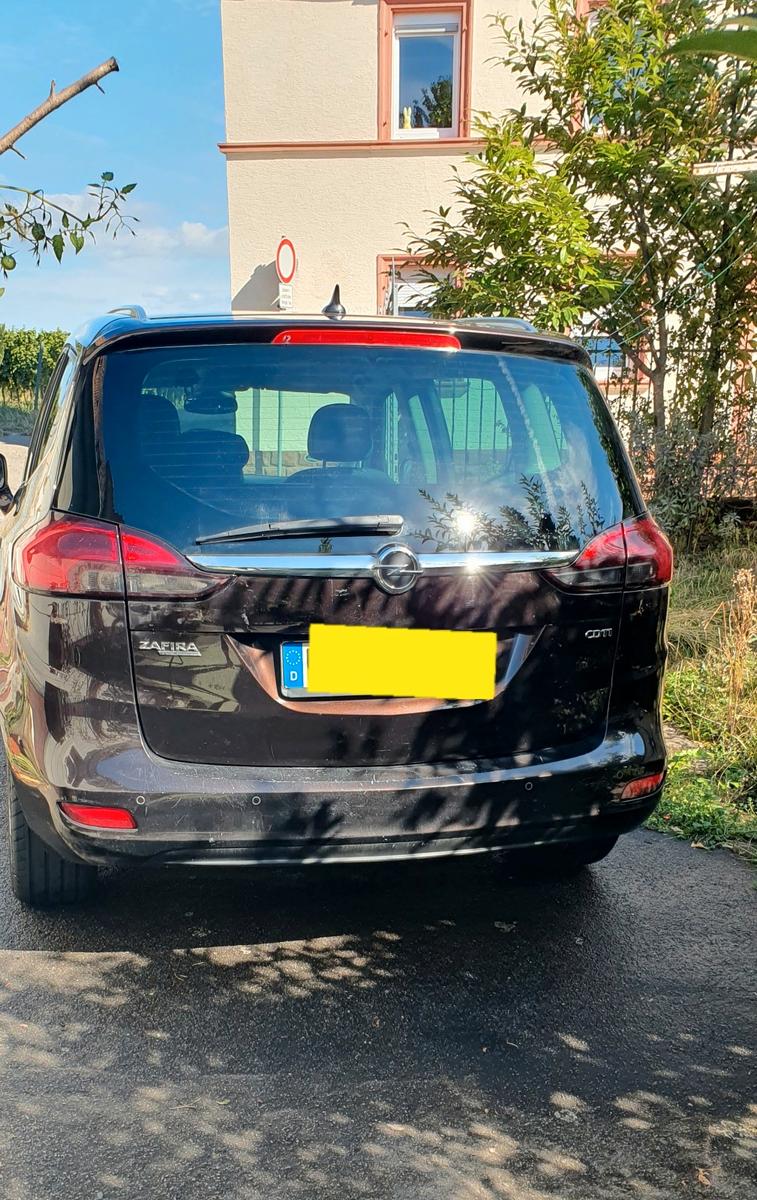 Opel Zafira tourer 2012 — вигляд ззаду