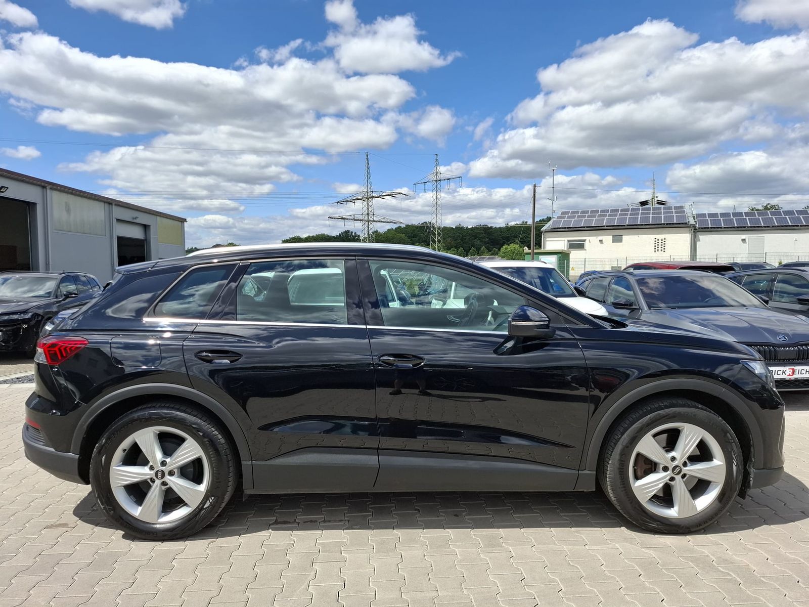 Fahrzeugabbildung Audi Q4 e-tron 40 AHK*LED*19"ALU*SHZ*SPORTSITZE*94,4%