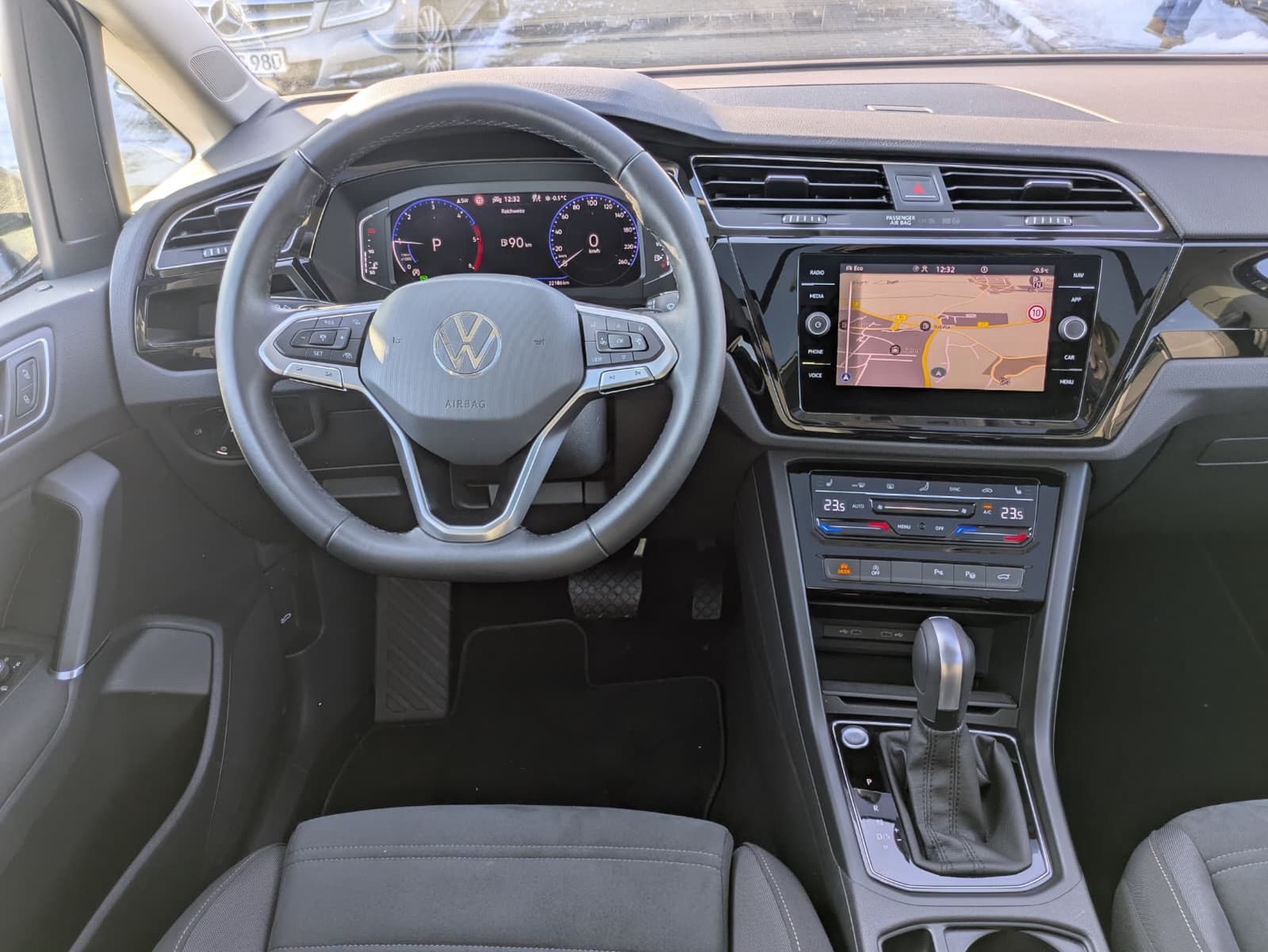 Fahrzeugabbildung Volkswagen Touran 2.0 DSG R-Line High BLACK Pano 7Si IQ AHK