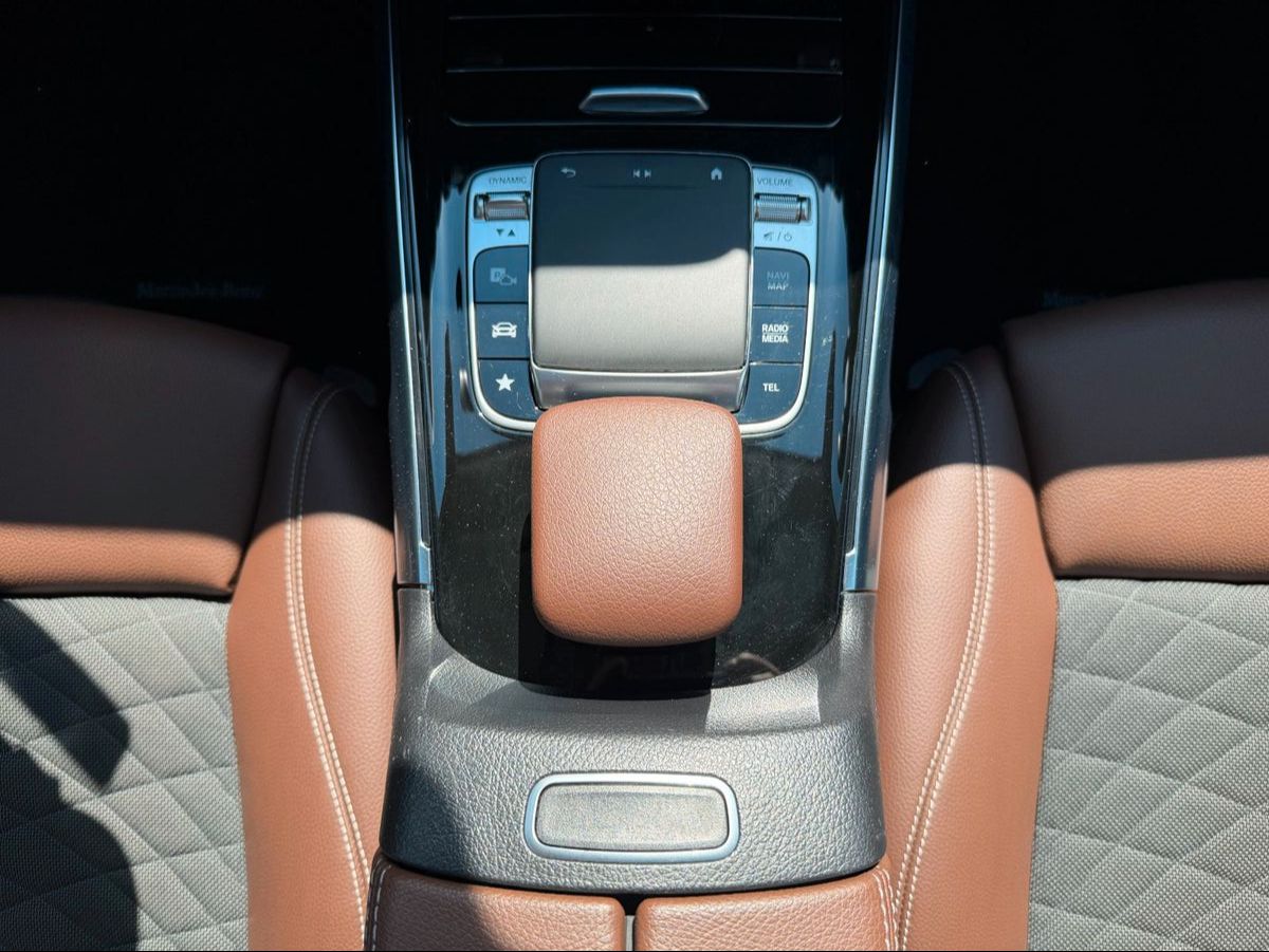 Fahrzeugabbildung Mercedes-Benz GLB 200d 4M 7Sitzer+StandH+Pano+Distr+AHK+360+