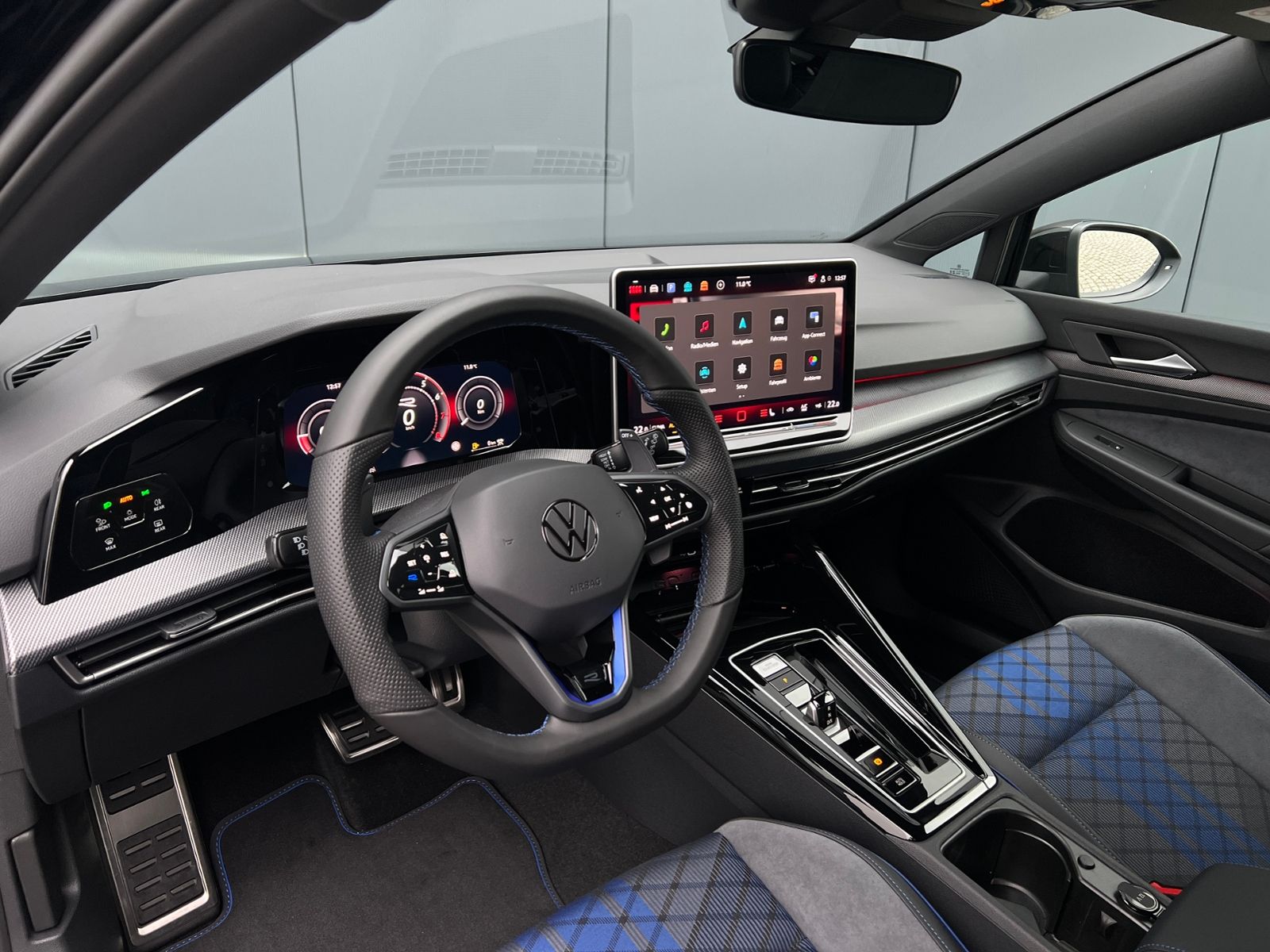 Fahrzeugabbildung Volkswagen Golf VIII R 2.0 TSI DSG 4MOTION *IQ.Light, Black