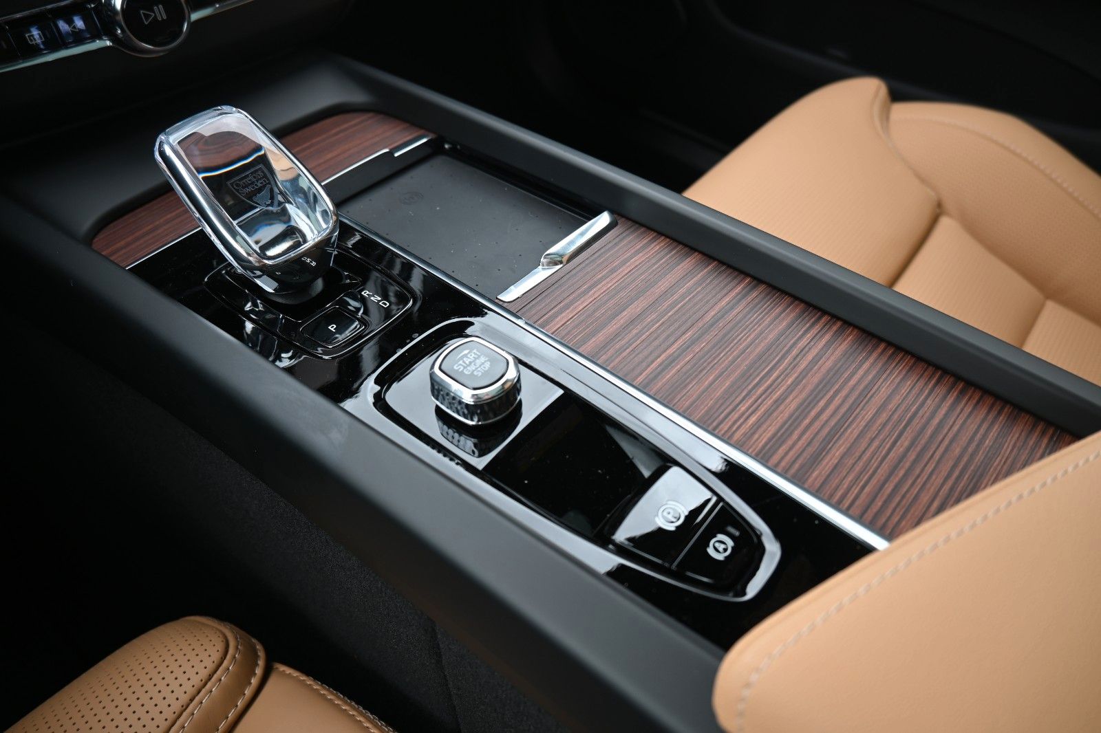 Fahrzeugabbildung Volvo XC60 B4 D AWD Ultimate Dark*STDHZG*360°*LUFT*ACC