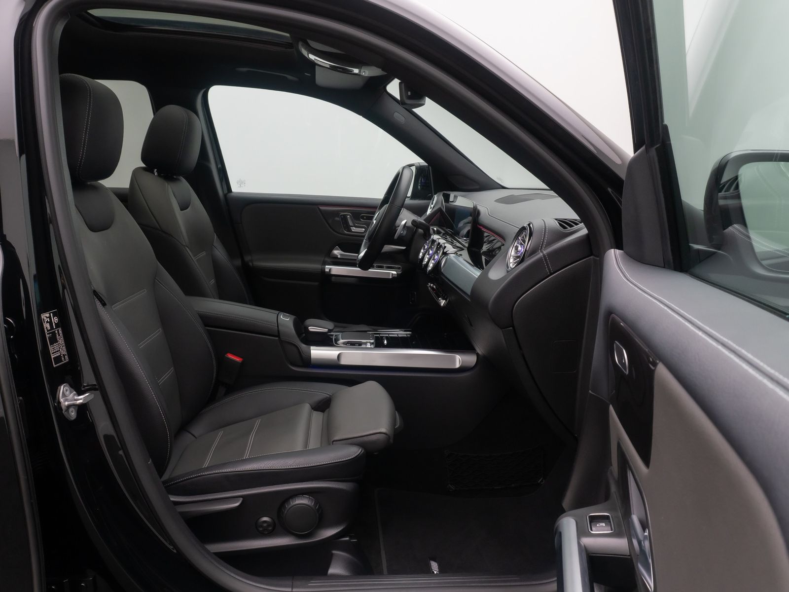 Fahrzeugabbildung Mercedes-Benz GLB 220d AMG Line SoundSys 360&deg;Panorama Standhzg