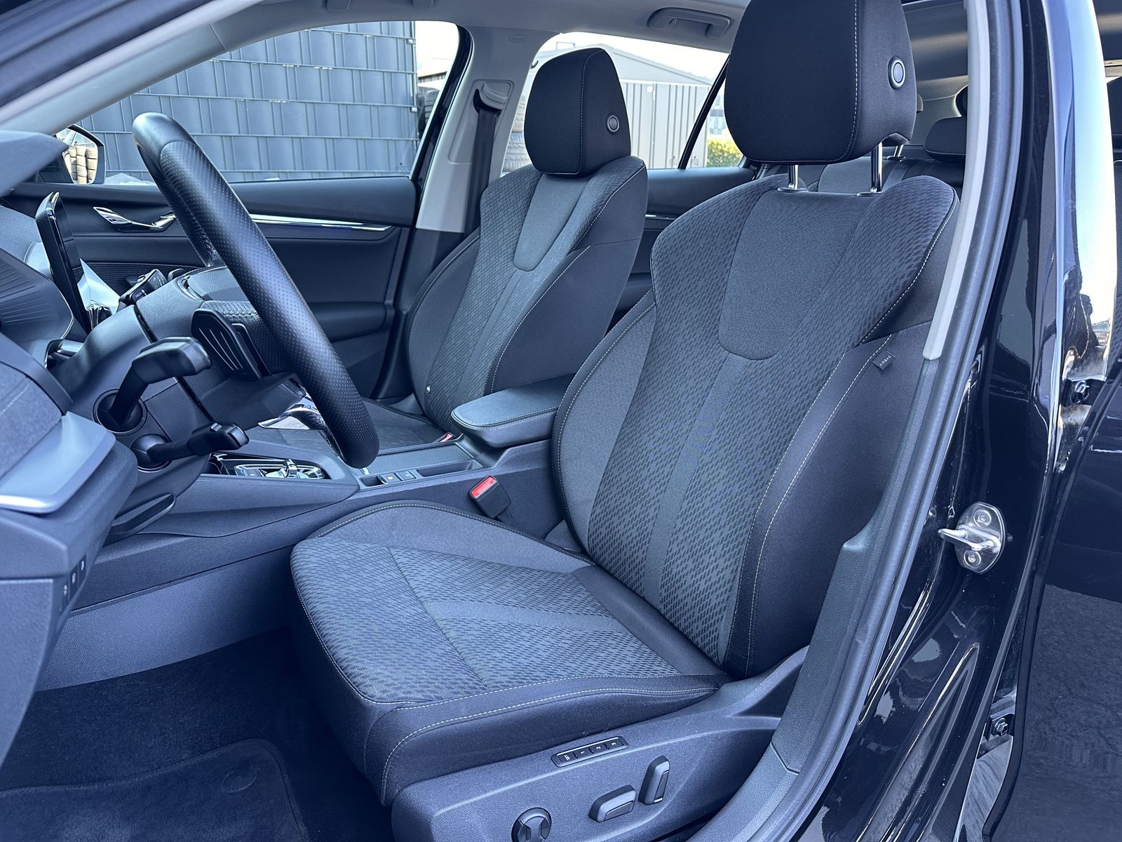 Fahrzeugabbildung SKODA Octavia Combi 2.0 TDI DSG FiEdition NAV+LED+PANO