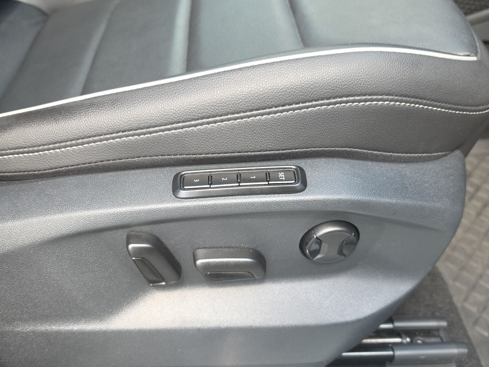 Fahrzeugabbildung Volkswagen Tiguan  R-LINE HiGHLiNE  4MOTION PANORAMA DACH