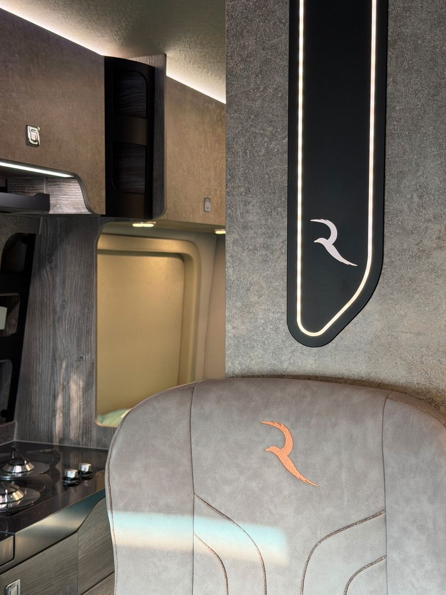 Fahrzeugabbildung Robeta Adonis - Luxus Campervan mit Aufstelldach