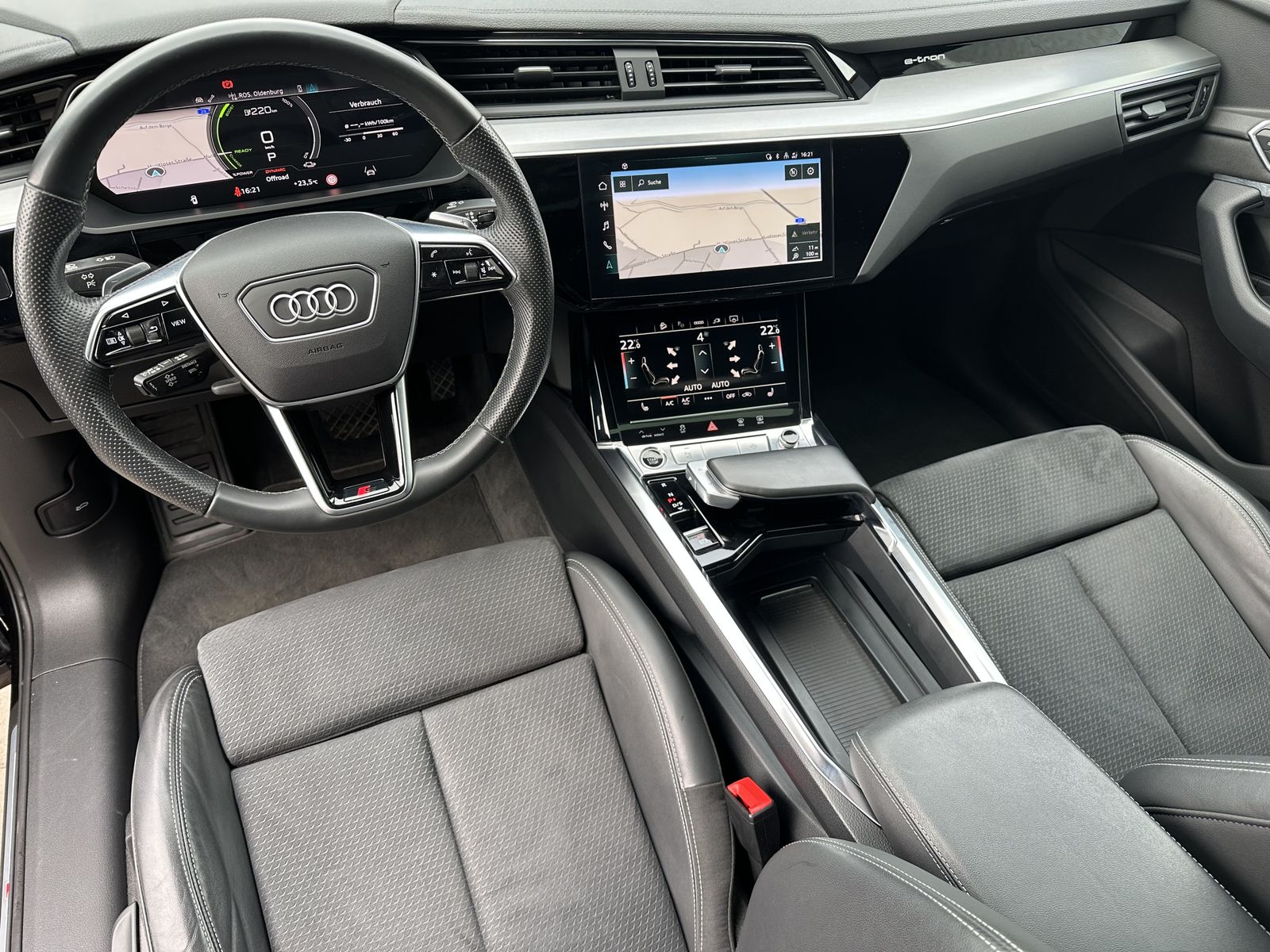 Fahrzeugabbildung Audi e-tron 55 S-Line NAV+LED+PANO+AHK+LUFTFEDERUNG