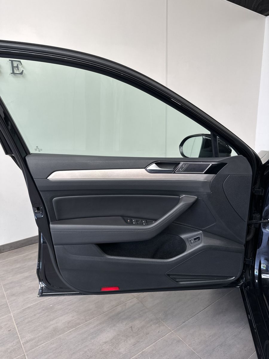 Fahrzeugabbildung Volkswagen Passat Variant HL NAV+LED+AHK+KAM+PANO+19ZO+AID