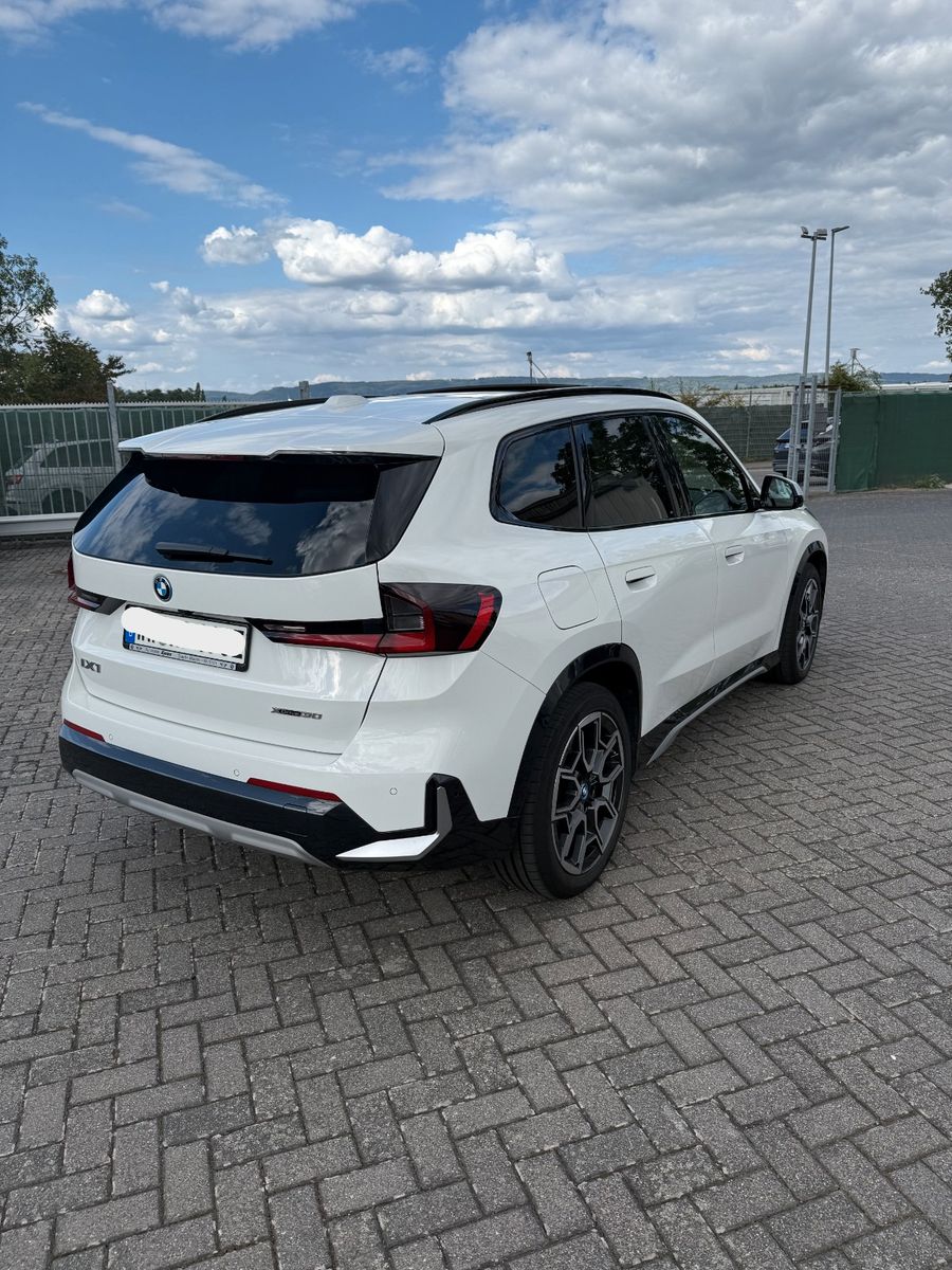 BMW iX1 30 xDRIVE xLINE PANO 19 LEDER AHK LED foto 11