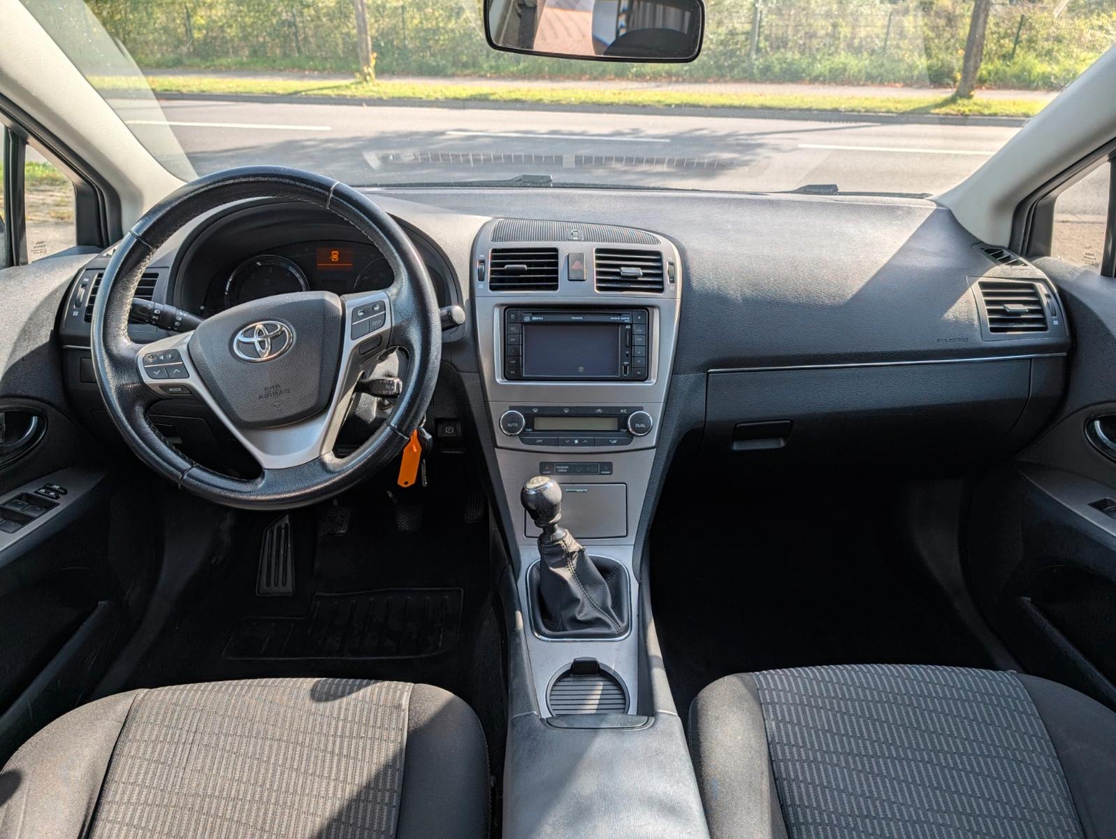 Toyota Avensis 2011 — photo 11