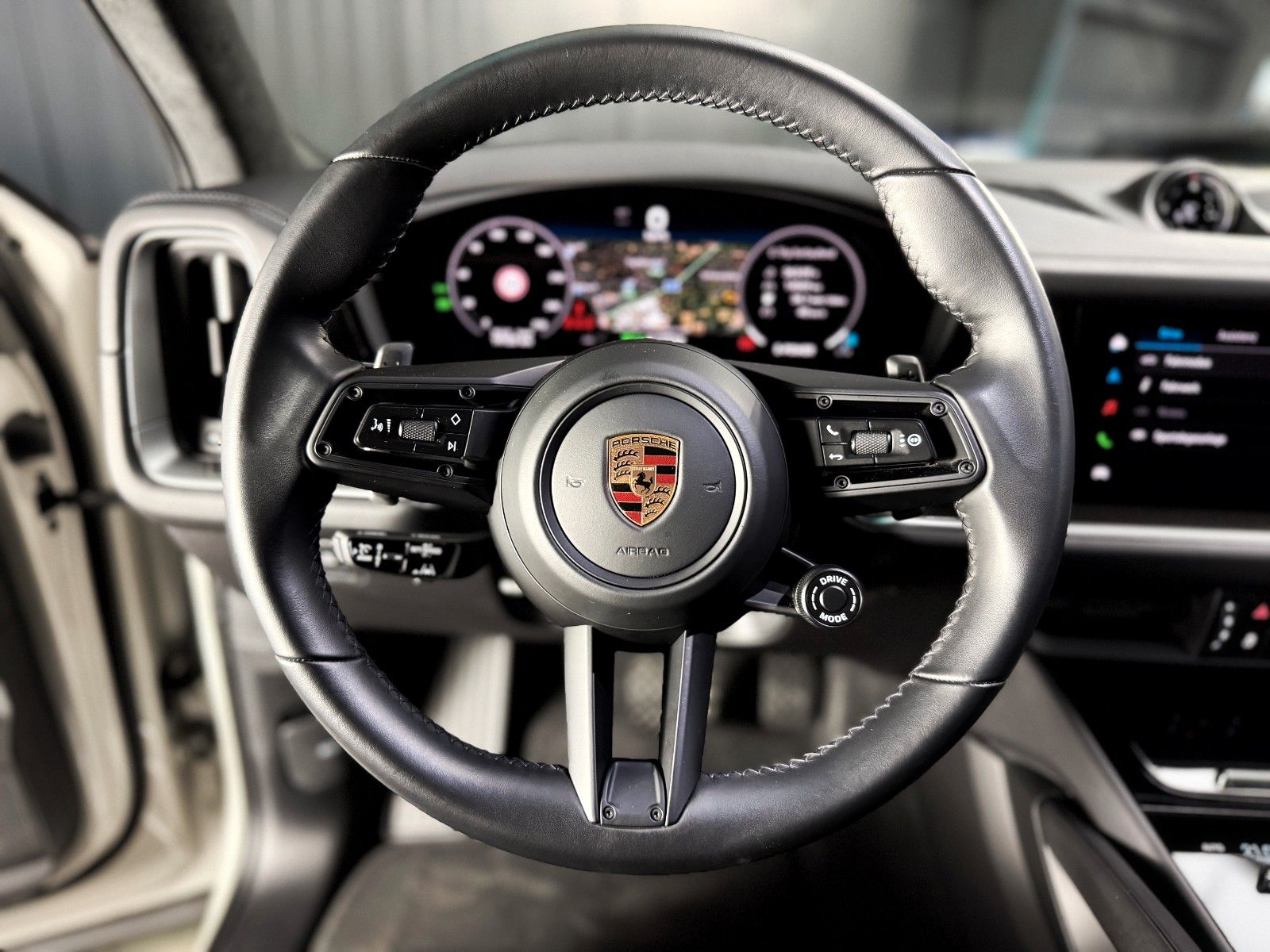 Fahrzeugabbildung Porsche Cayenne E-Hybrid + Vollaust. + Approved +Panoram