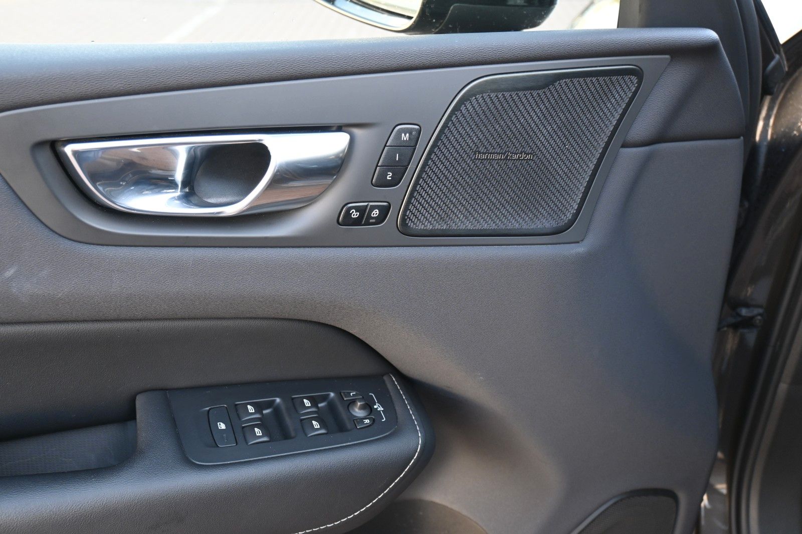 Fahrzeugabbildung Volvo XC60 T8 R-Design PHEV* AWD*AHK*NAV*ACC*PANO*