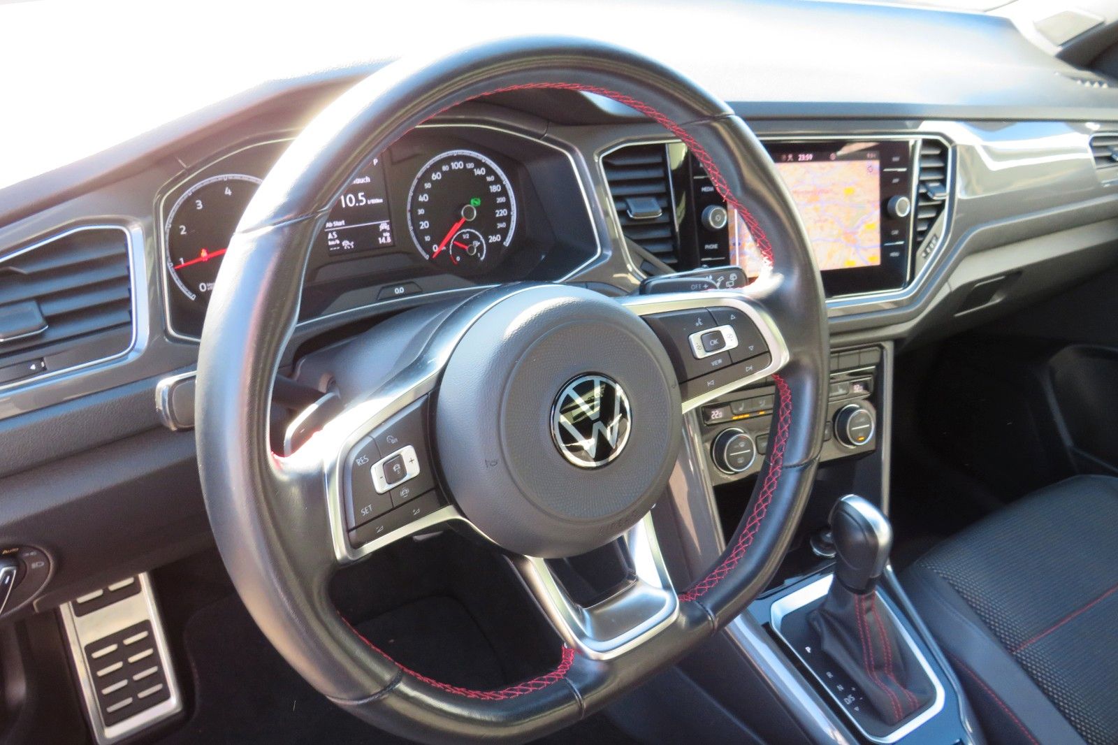 Fahrzeugabbildung Volkswagen T-Roc SPORT PANO AHK LED NAVI ACC PDC SITZH. 1.H