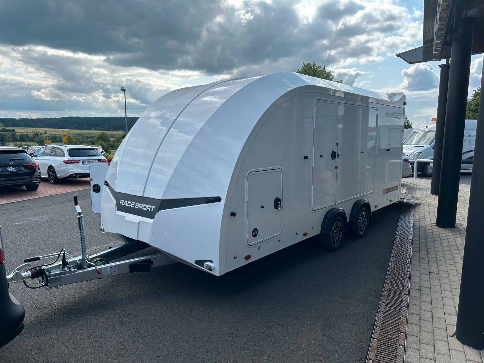 Fahrzeugabbildung Brian James Race Sport / Länge: 5,03 m / 3.000 kg