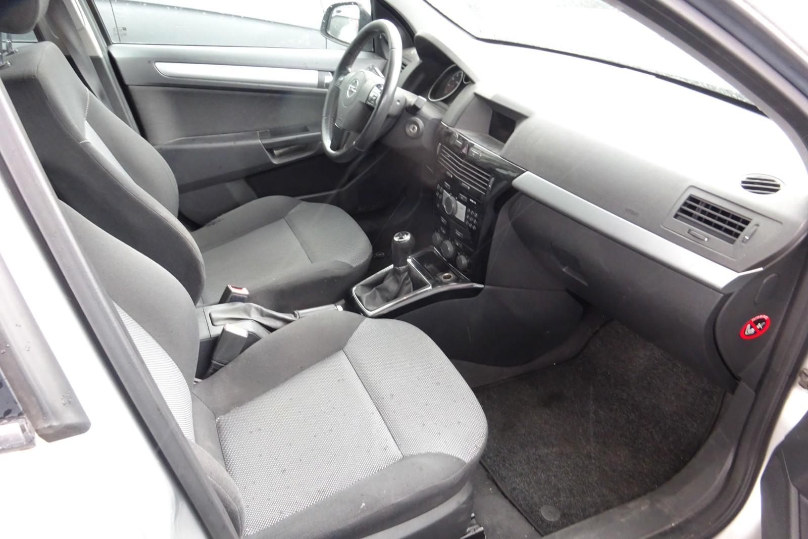 Opel Astra 2010 — photo 8