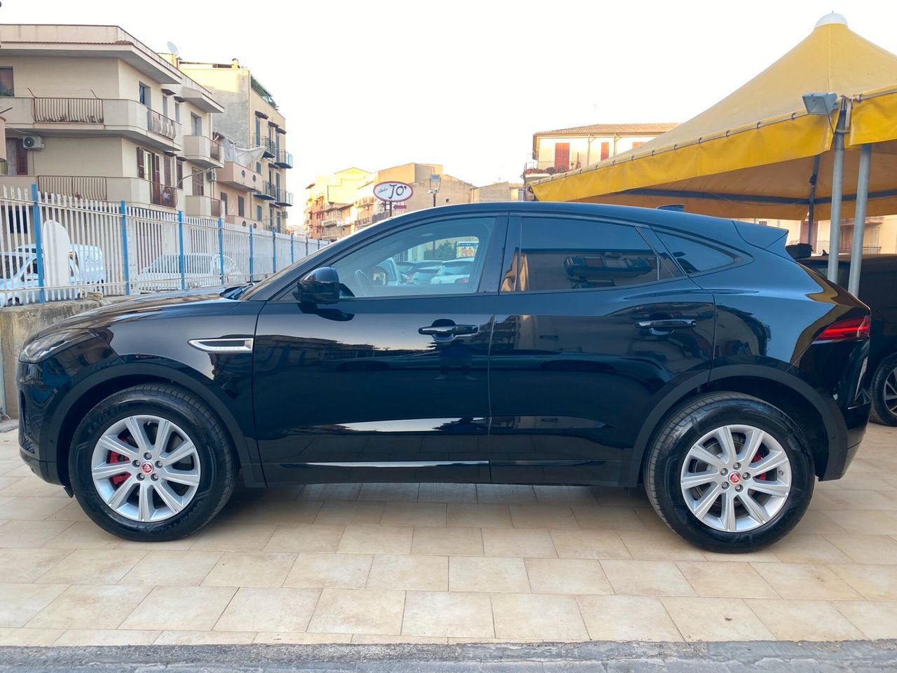 Jaguar E-Pace 2.0D 180 CV AWD R-Dynamic imagem 3