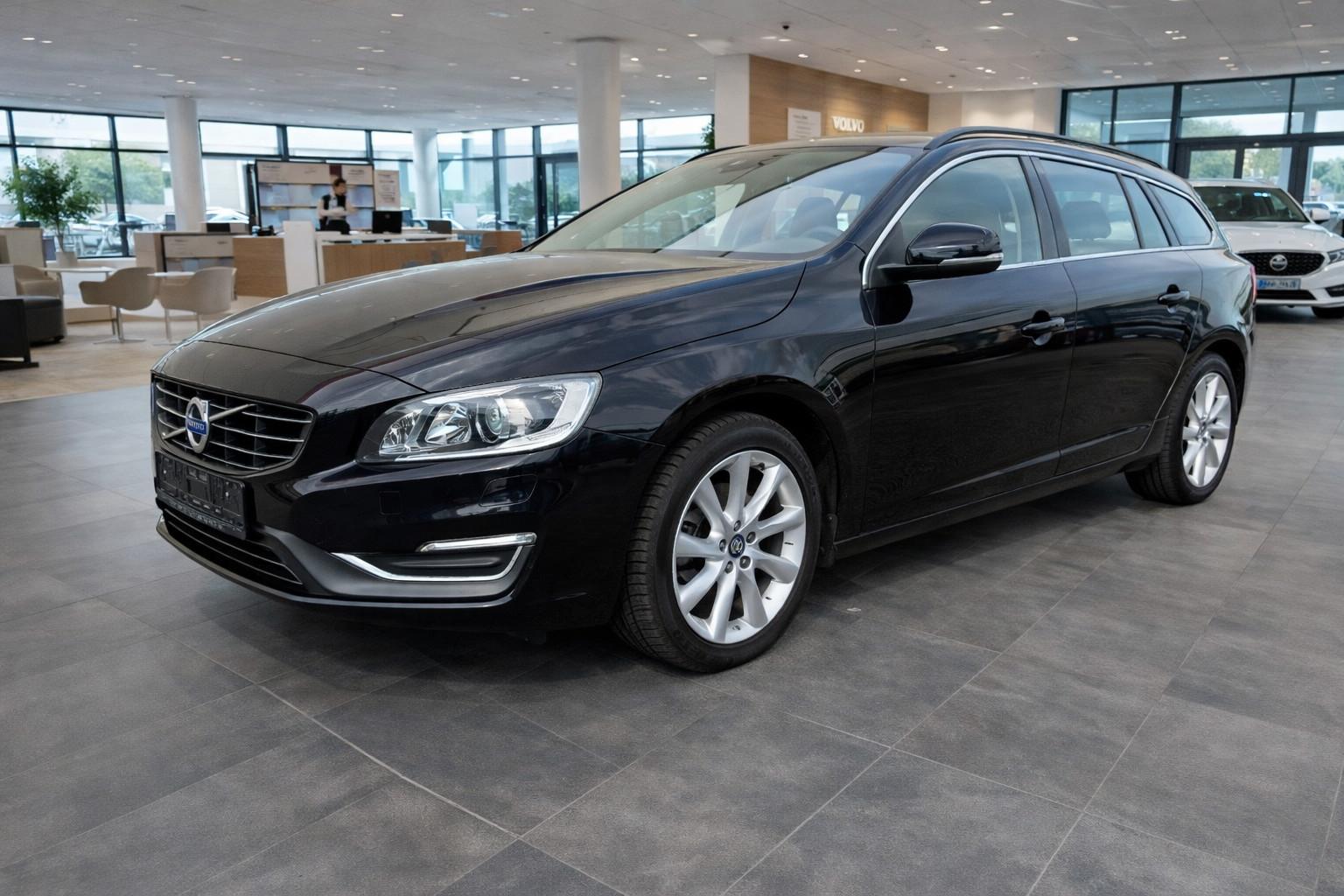 Volvo V60 D4 Momentum NAVI+XENON+4xSHZ+AHK+ST-HZ