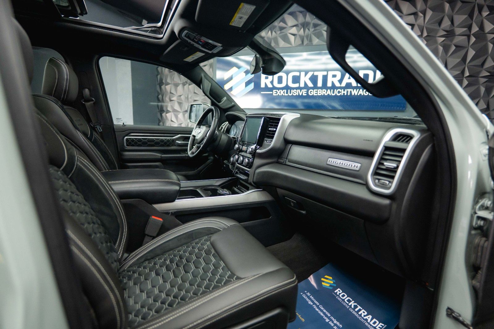 Fahrzeugabbildung Dodge RAM 5.7 V8 HEMI 4x4 OFFROAD Night-Edition *Pano*