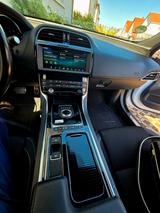 Jaguar XE 20t 200PS R-Sport Automatik R-Sport - weiße Jaguar XE