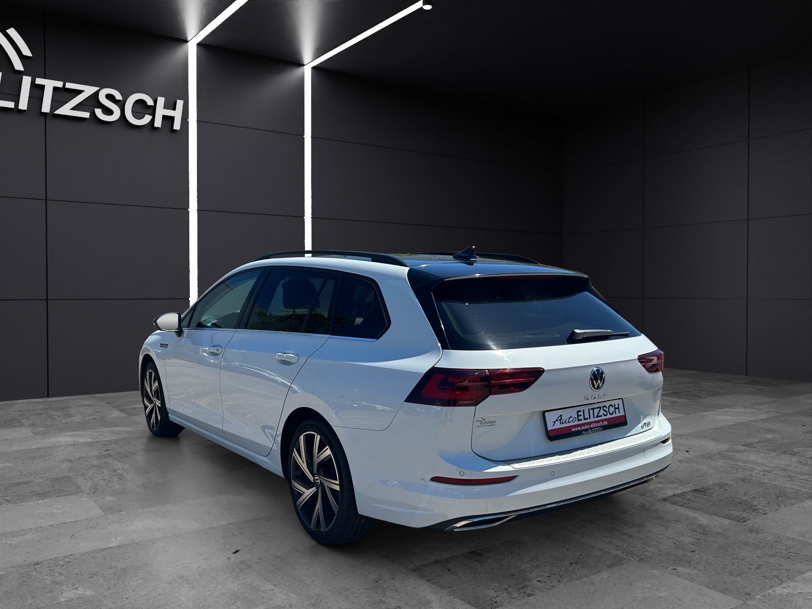 Fahrzeugabbildung Volkswagen Golf VIII Variant eTSI  Style DSG Matrix AHK Nav