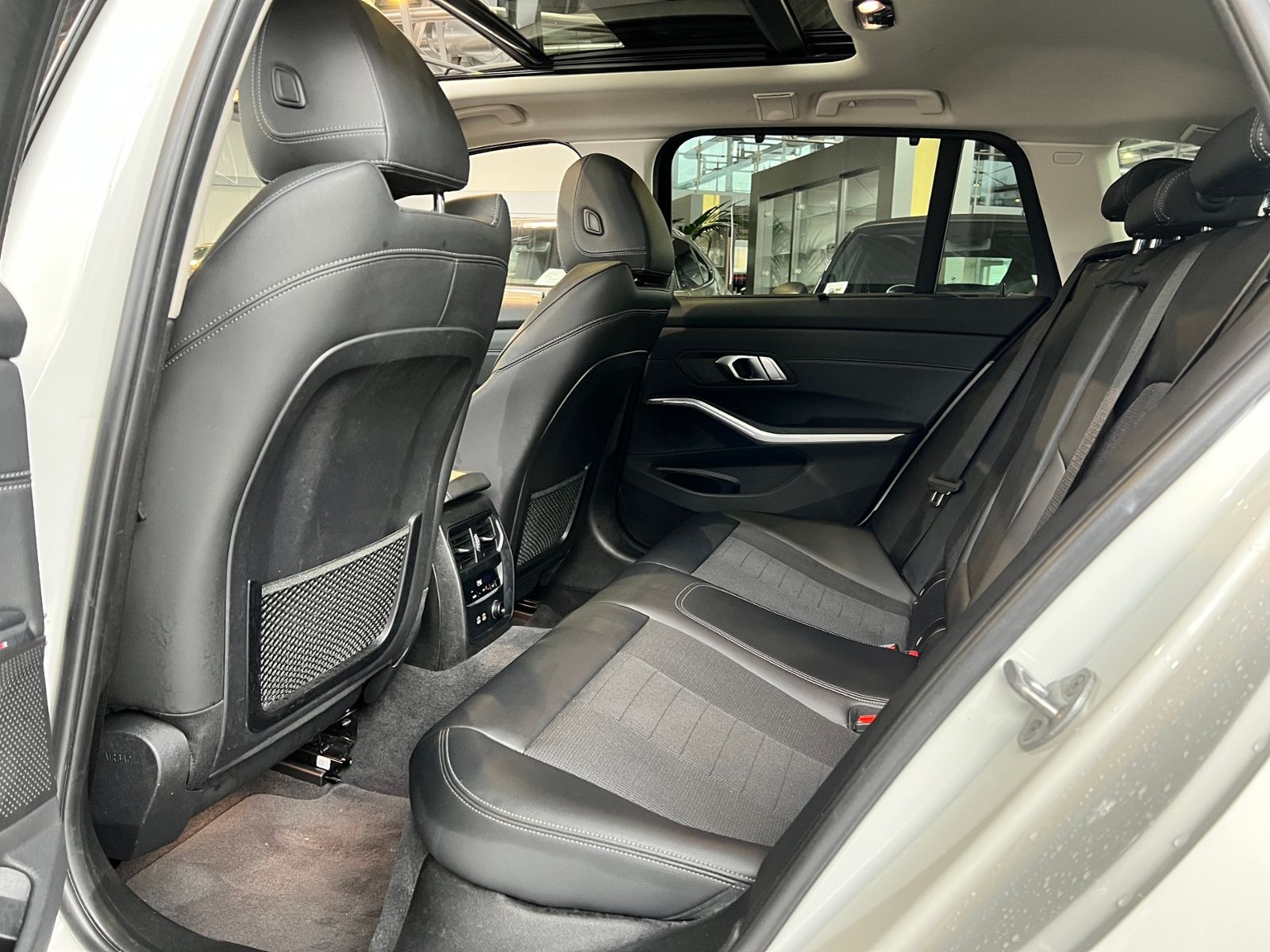 Fahrzeugabbildung BMW 320i Touring Sport Line PANO ACC LASER RFK