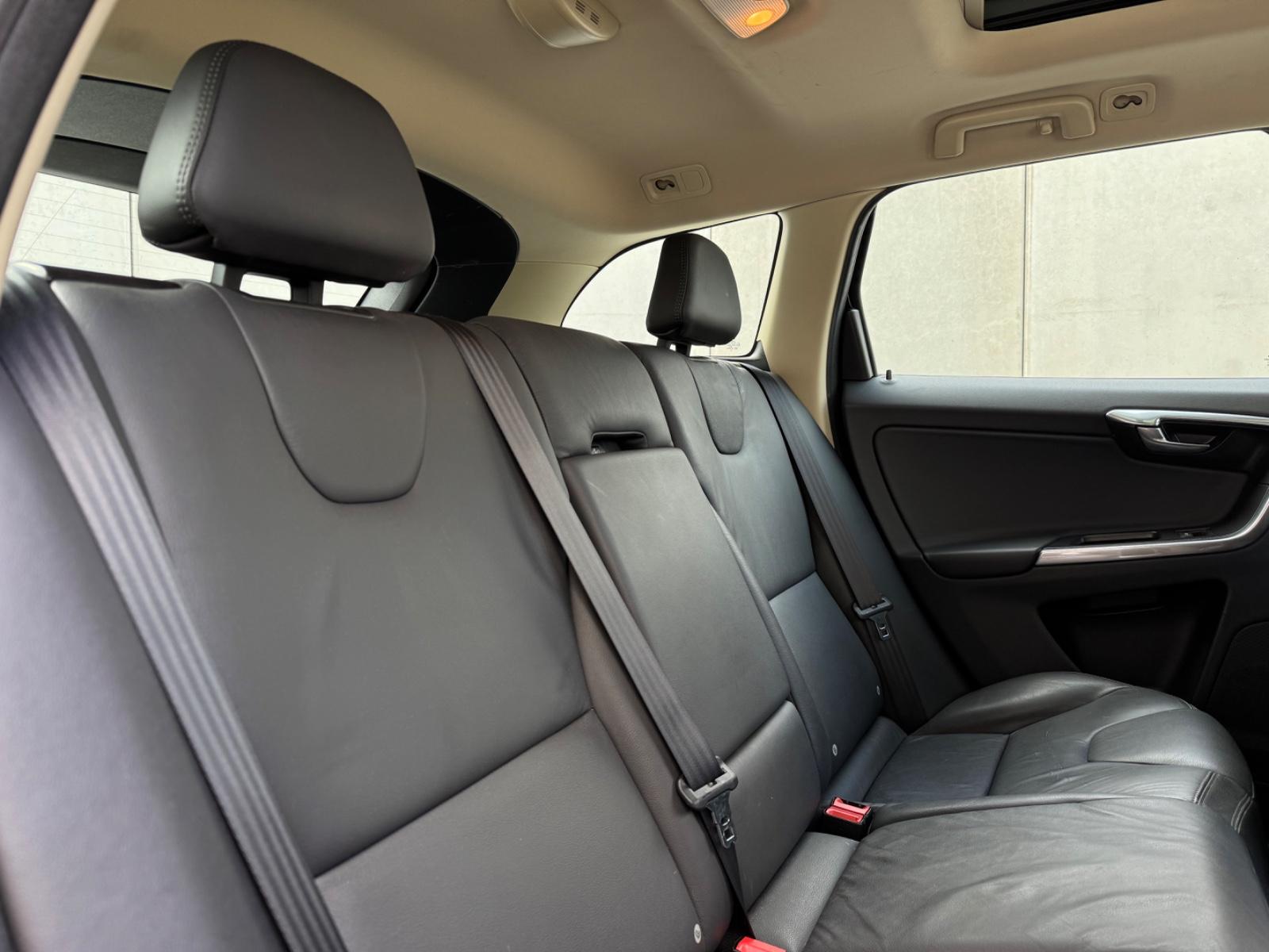 Volvo XC60 Kinetic 2.0 241 ch BVA / Toit panoramique / Cuir / GPS / Sièges chauffants