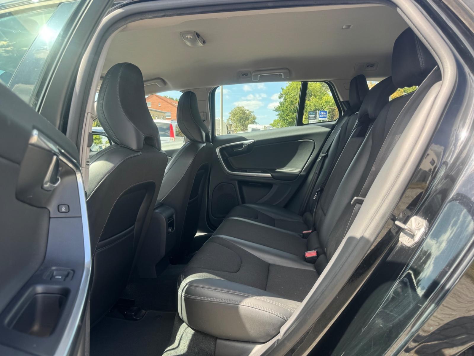 Volvo V60 2015 — photo 11