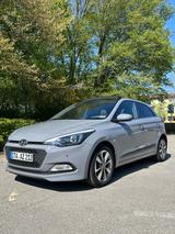 Hyundai i20 GB 1.4 101PS Scheckheft 6 Gang TÜV NEU Pano. - Hyundai i20: Schiebedach