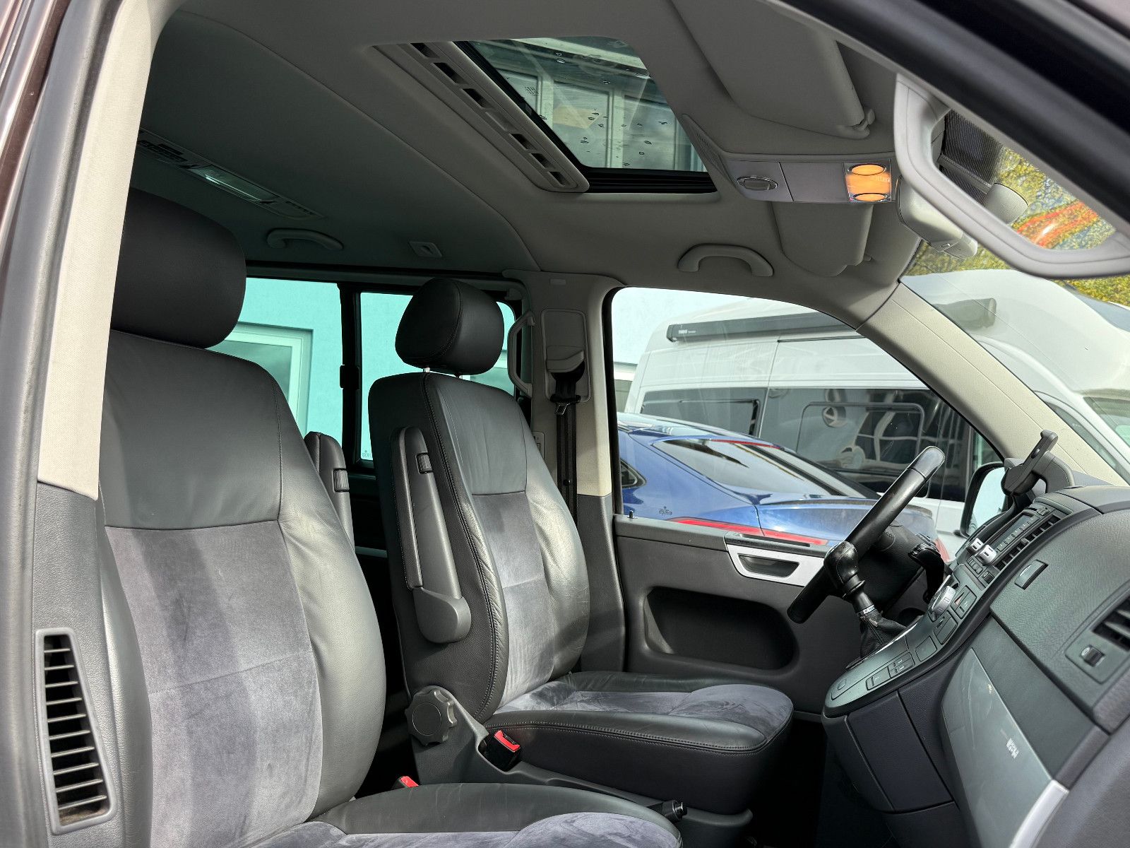 Fahrzeugabbildung Volkswagen T5 Multivan Highline 2.5 TDI AHK GRA Navi PDC
