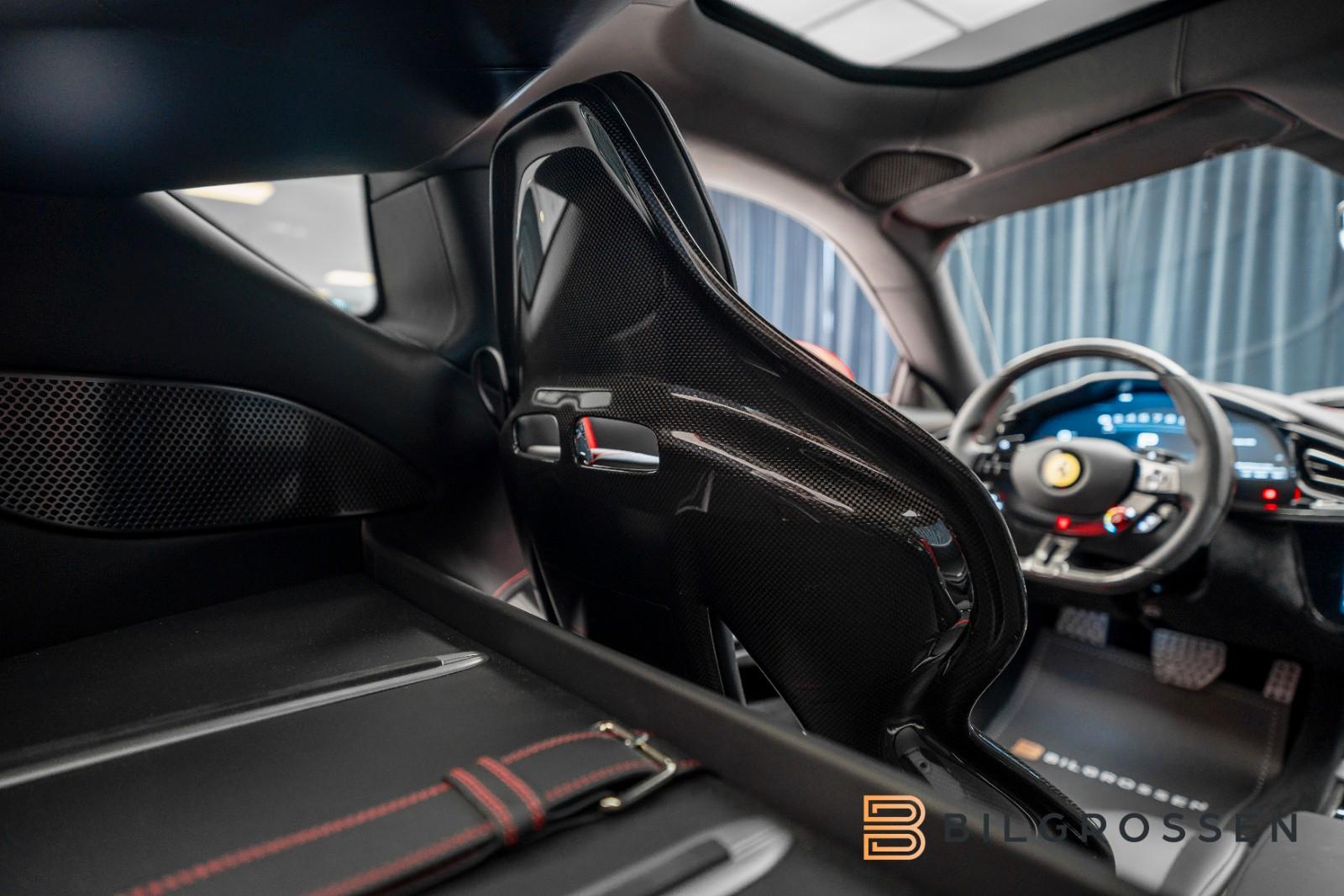 Ferrari Coupe 6.5 V12 CARBON LIFT PASSENGER DISPLAY