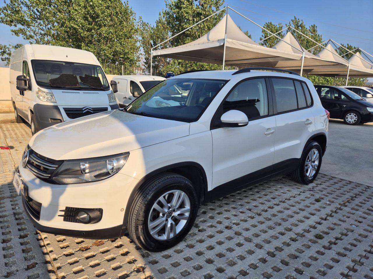 Volkswagen Tiguan 2011 — interior