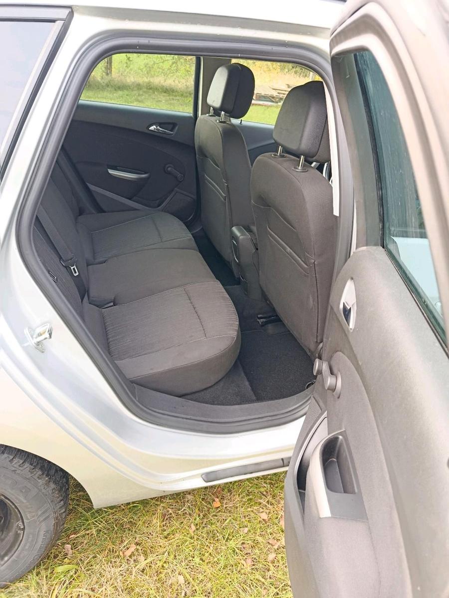 Opel Astra 2012 — photo 8