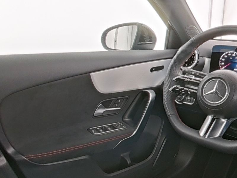 Fahrzeugabbildung Mercedes-Benz A 180 AMG Line LED+Kamera+WinterPaket+MBUX