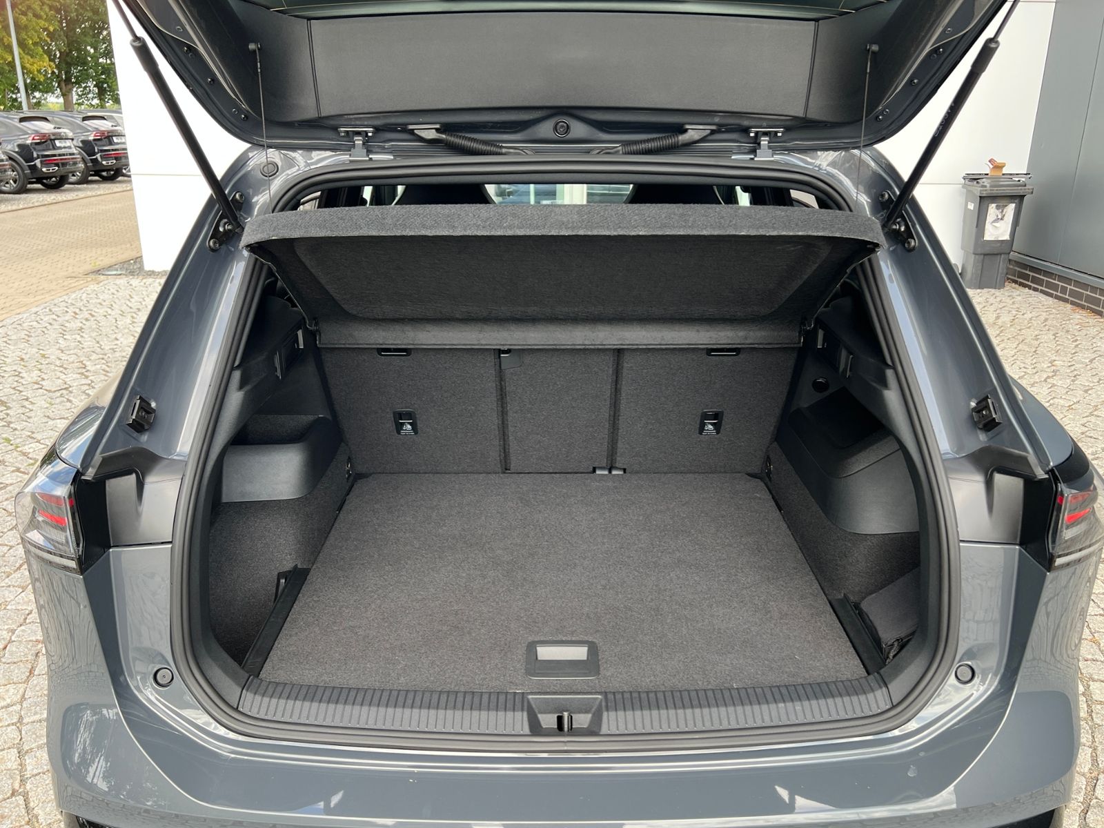 Fahrzeugabbildung Volkswagen Tiguan R-Line 2.0 TDI DSG 4Motion *IQ.Light,AHK,