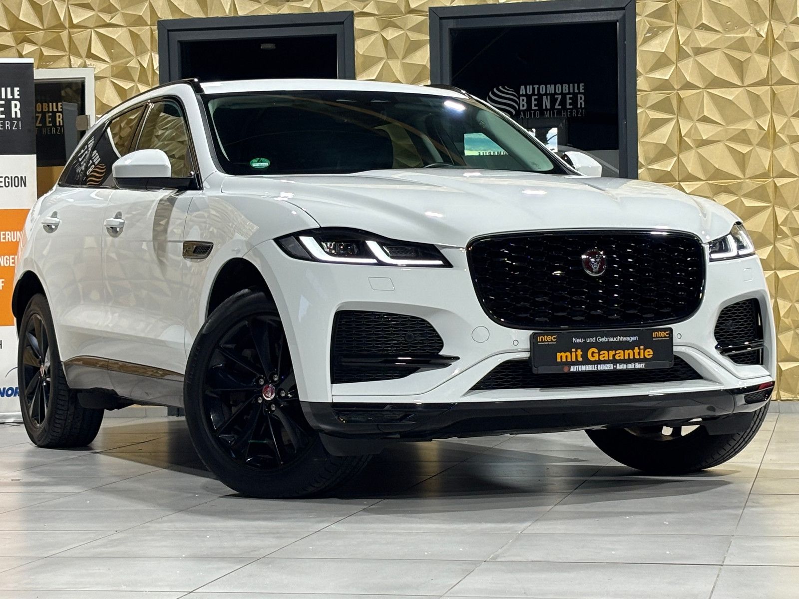 Fahrzeugabbildung Jaguar F-PACE SE AWD/D300KA;ERA/MASSAGE/APPLE/NAVI/KAM