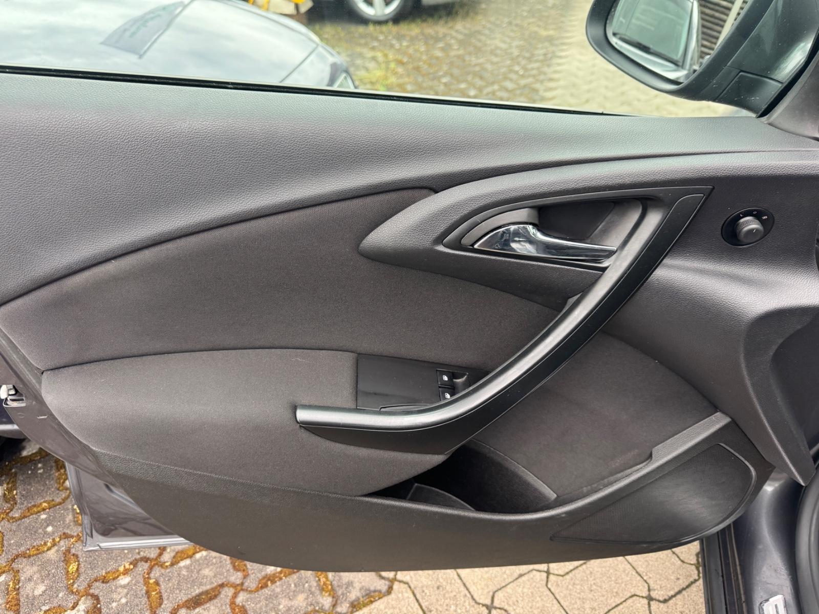Opel Astra 2011 — photo 21