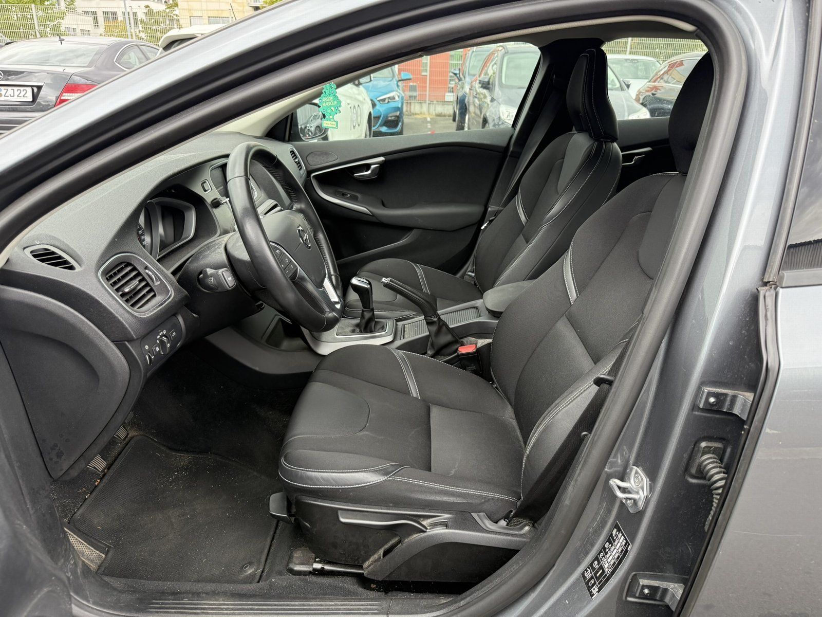 Fahrzeugabbildung Volvo V 40 T2 2.0 Momentum (EURO 6d-TEMP)