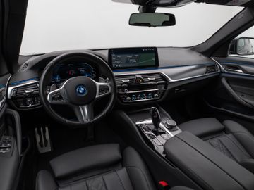 Fahrzeugabbildung BMW 530e M Sport Kamera Laser HUD DAB HiFi Komfort