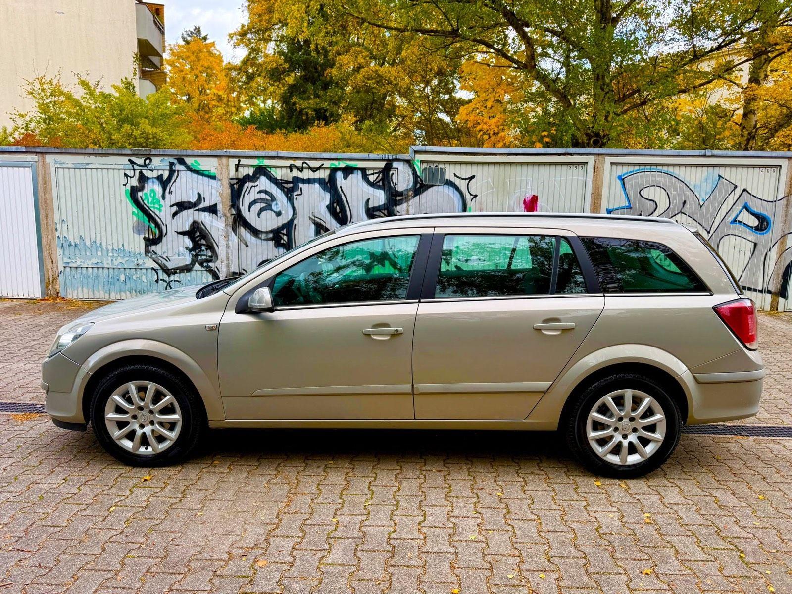 Opel Astra 2005 — салон