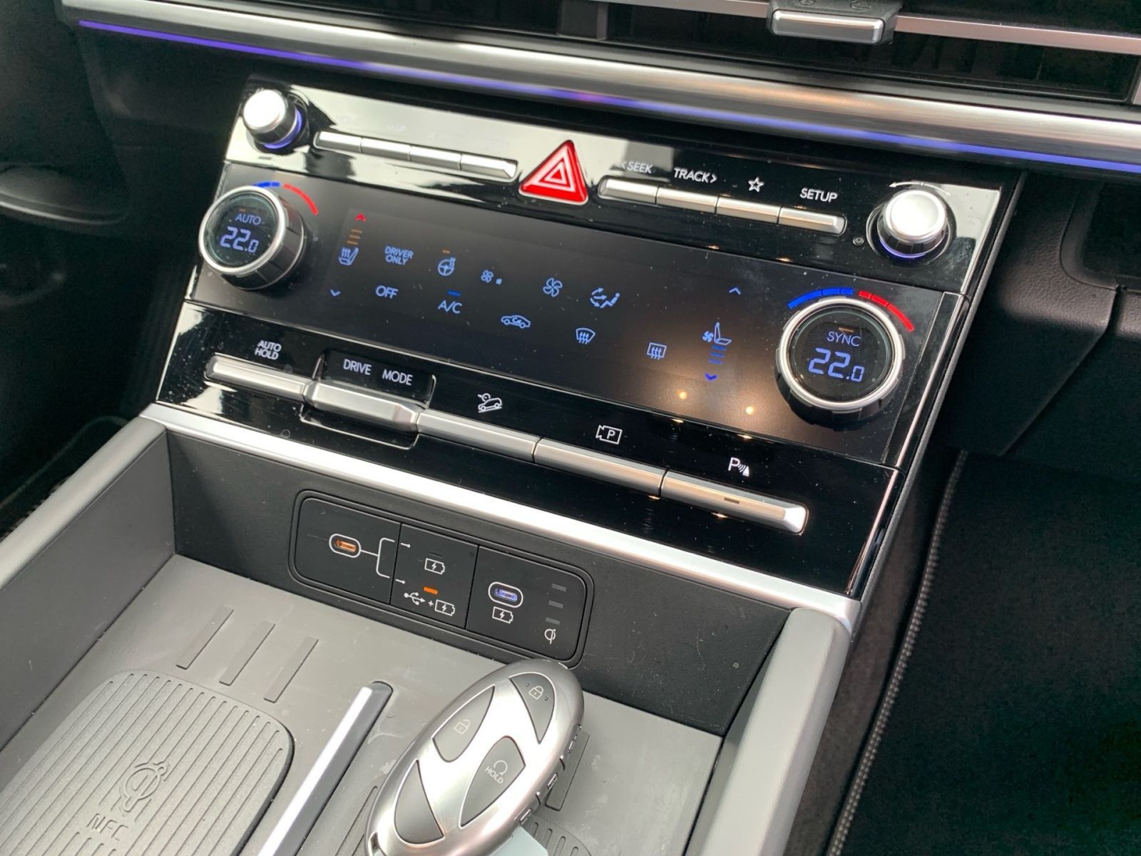 Fahrzeugabbildung Hyundai SANTA FE 1.6T-GDI Signature Hybrid Digital Key