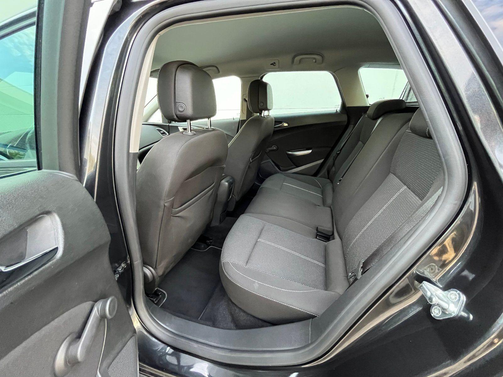 Opel Astra 2012 — photo 12