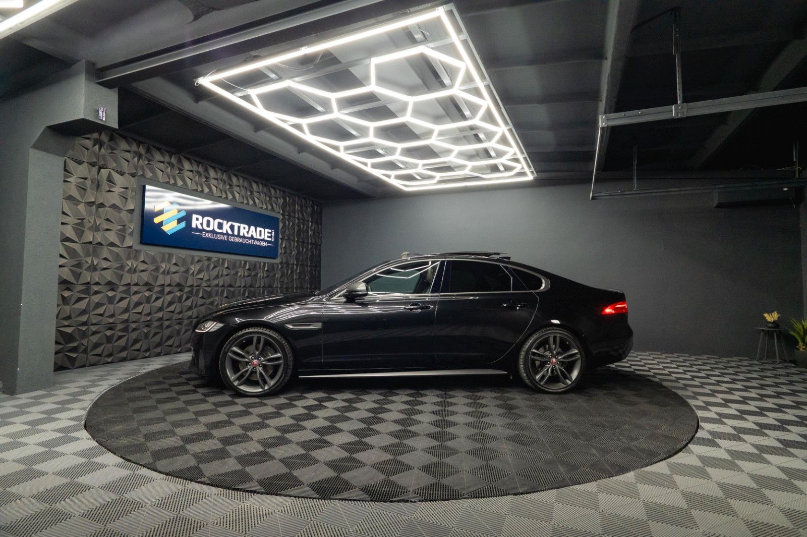 Fahrzeugabbildung Jaguar XF 300 Sport Black Edition | Pano | LED | 20Zoll