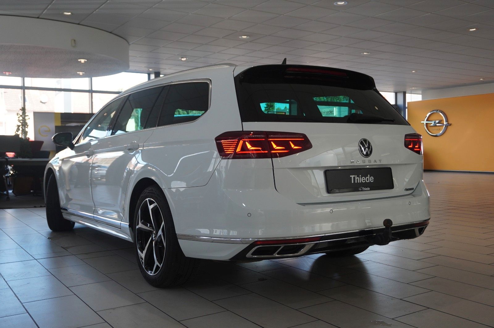 Fahrzeugabbildung Volkswagen Passat Vari. 2.0D R-LINE 4M NAVI/LED/KAMERA/AHK