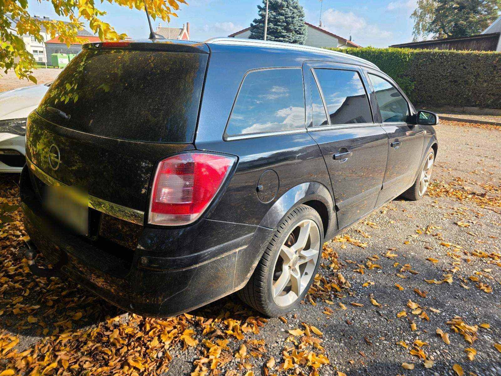Opel Astra 2007 — rear view