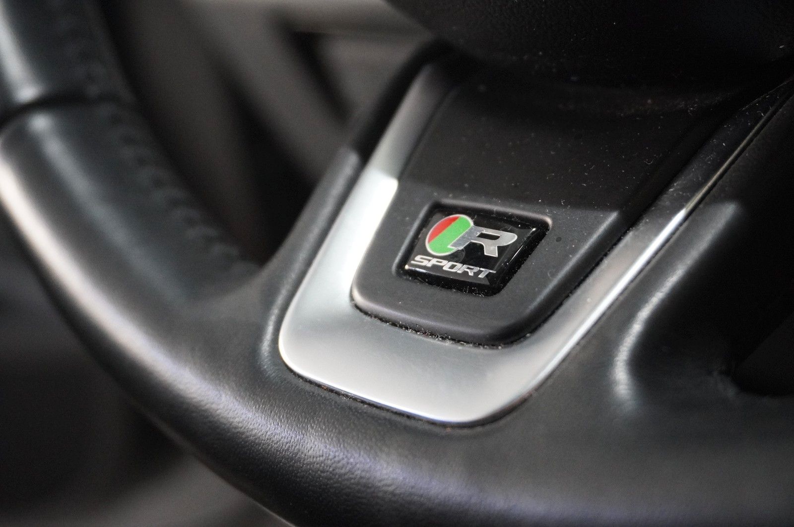 Fahrzeugabbildung Jaguar F-Pace 30D R-SPORT AWD NAVI/LED/SHZ/SPORT/AHK